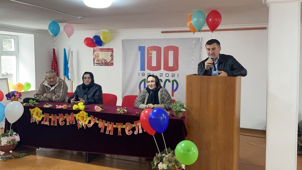 Глава района поздравил учителей с профессиональным праздником