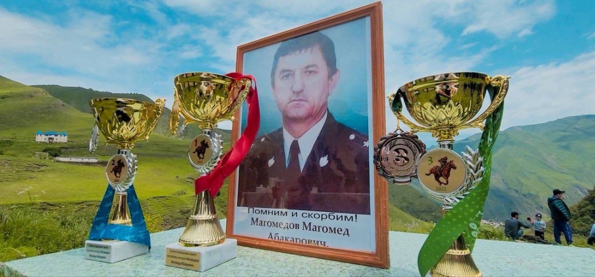 В селе Гидиб провели конные скачки памяти полковника полиции Магомедова Магомеда Абакаровича