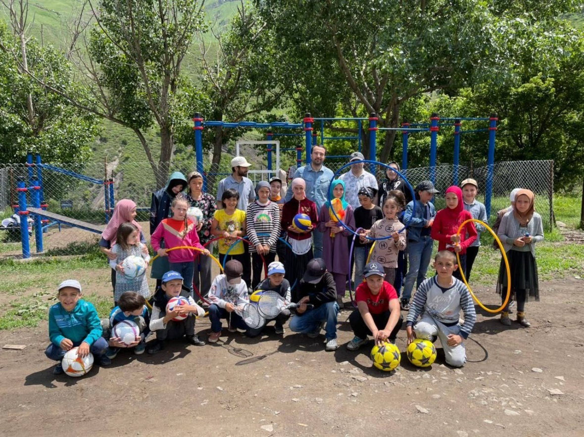 Дети в пришкольных лагерях района получили спортивные наборы от депутата госдумы Джамаладина Гасанова