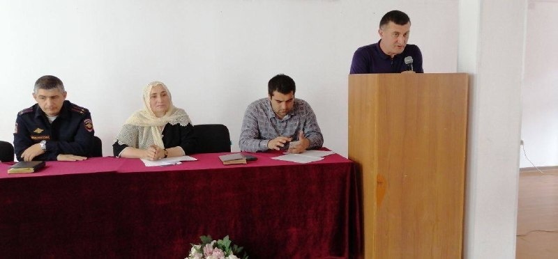 Глава района Мухидин Магомедов принял участие в общешкольном собрании в Цурибе