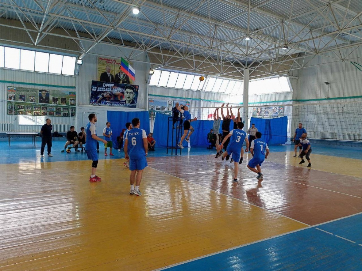 В Цурибе прошел чемпионат района по волейболу в поддержку ребят, принимающих участие в специальной военной операции на Украине.