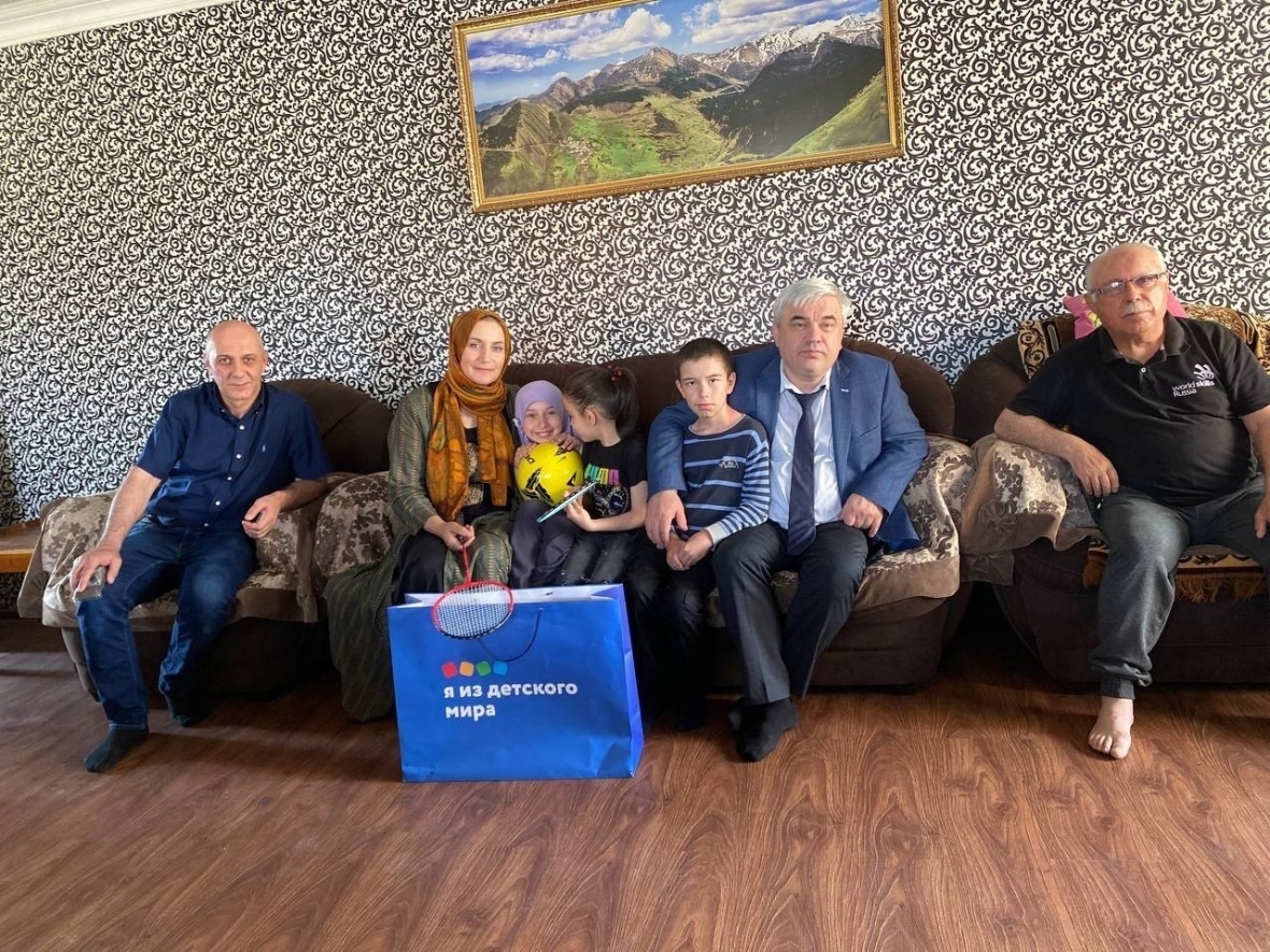 Семью Заура Махатова посетили в Каспийске