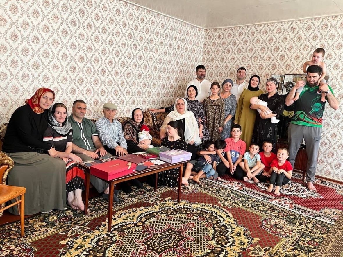 Представители администрации района навестили и поздравили с днем рождения учителя с многолетним стажем из села Магар Омара Хизриевича Шуайбова