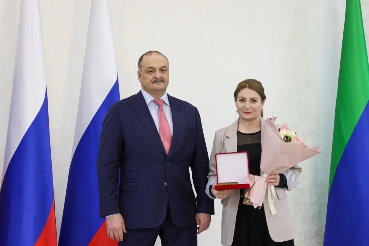 Управляющая делами администрации района Шамай Абакарова получила почетное звание «Заслуженный работник муниципальной службы РД»