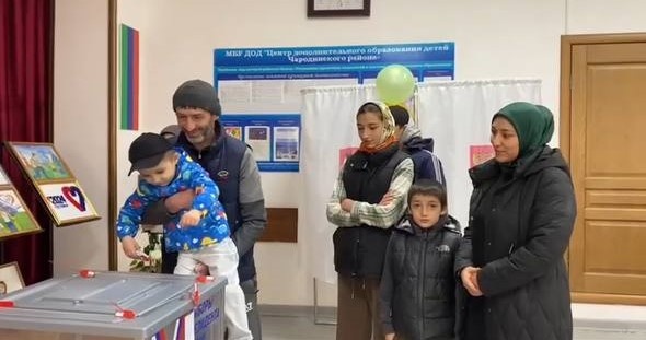 Молодая семья Расуловых пришли сегодня с детьми отдать свой голос за кандидата в Президенты страны