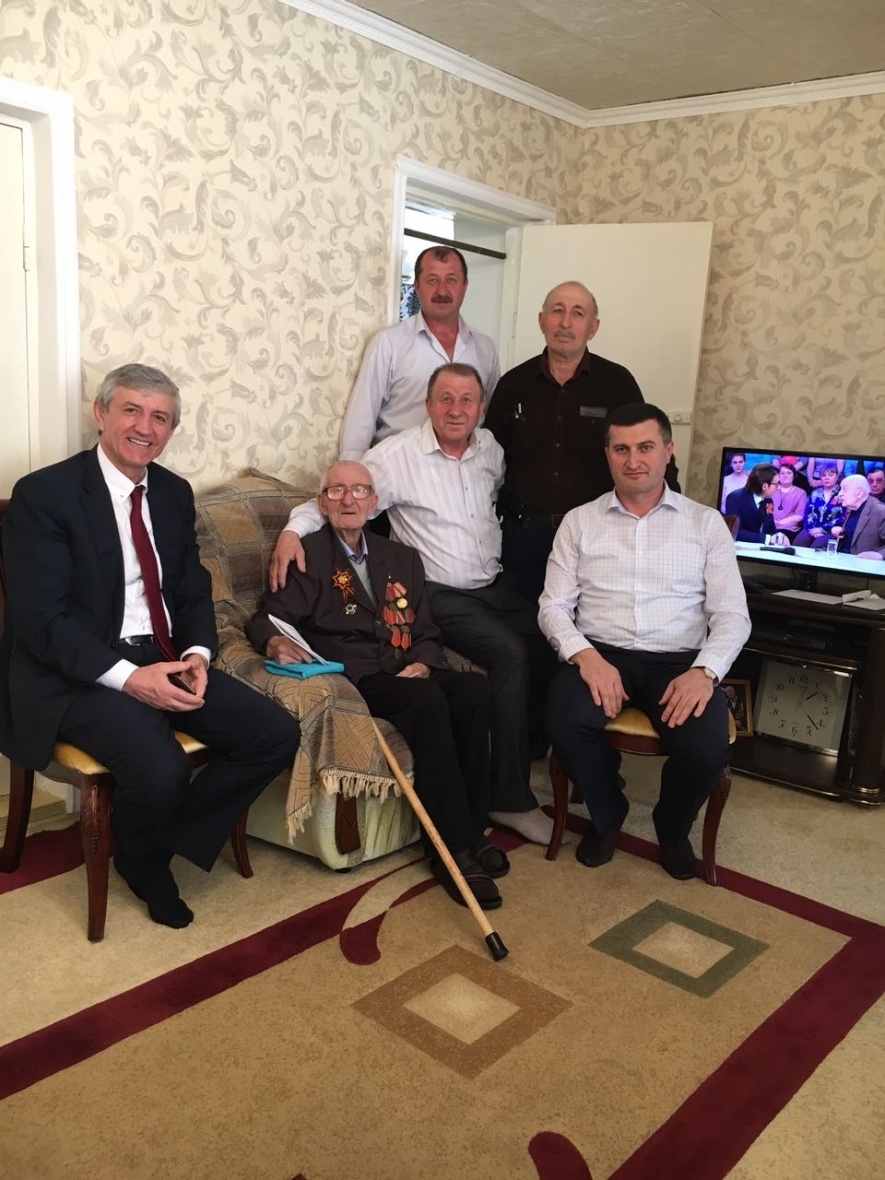 Глава района Мухидин Магомедов посетил на дому ветерана ВОВ