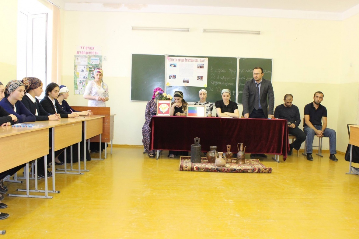 В Цурибской школе прошел открытый урок, приуроченный ко Дню единства народов Дагестана