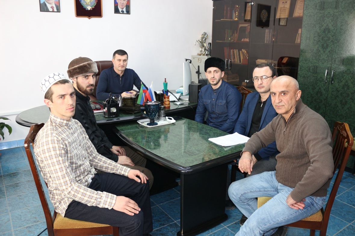 Сегодня в администрации МО «Чародинский район» состоялась встреча Мухидина Магомедова  с имамом  района