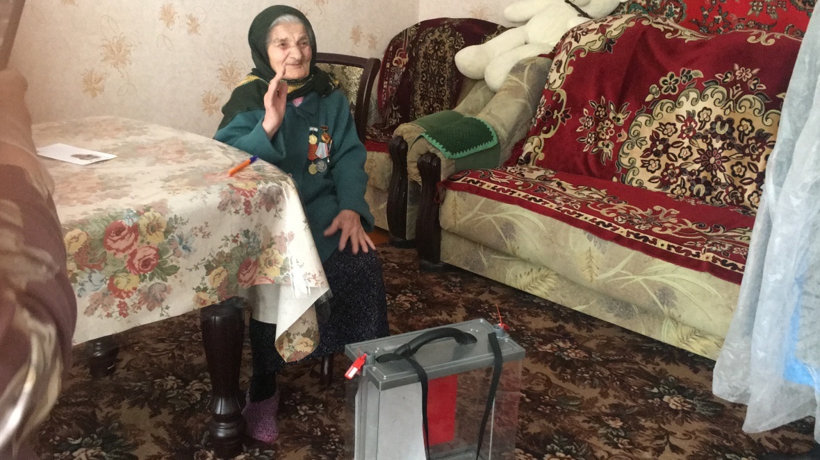 Шамсият Алиевна в день своего 90-летнего юбилея приняла участие в голосовании