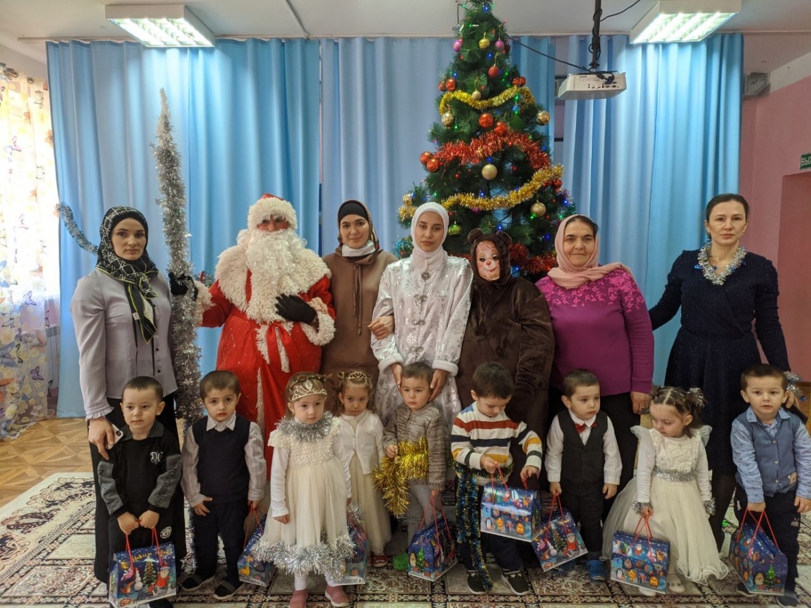 600 детей Чародинского района получили наборы сладостей в преддверии Нового года от депутата НС РД Магомеда Садулаева