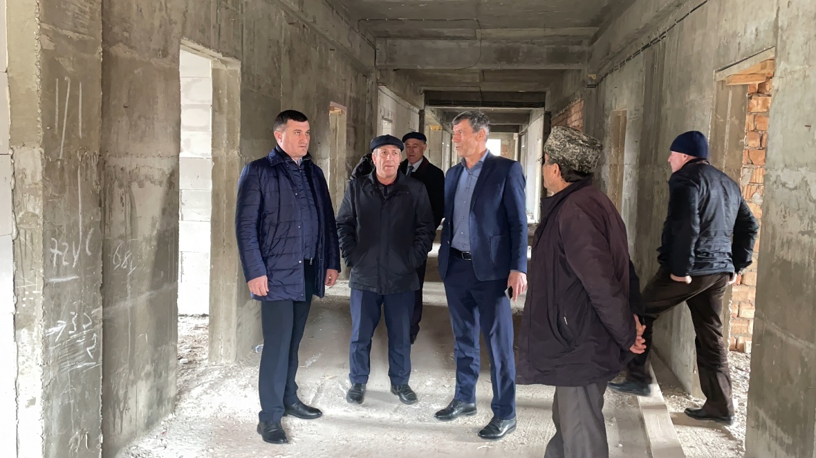 Накануне глава района Мухидин Магомедов проинспектировал ход проведения внутренних работ в новом здании администрации района.