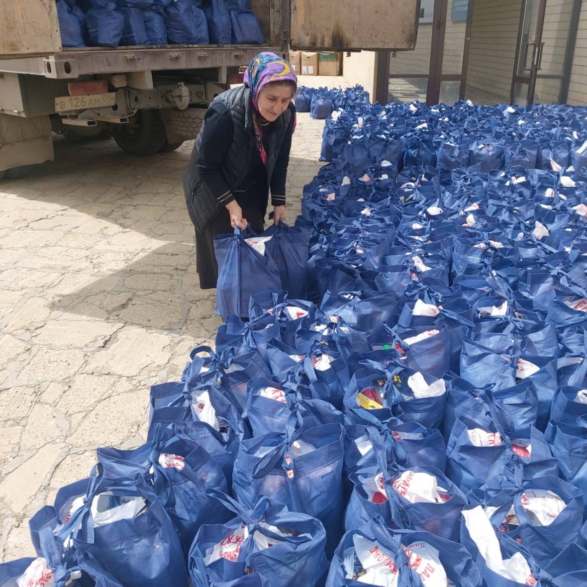 Более 4000 продуктовых пакетов раздали в Чародинском районе