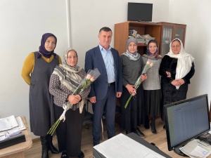 Глава Чародинского района Мухидин Магомедов поздравил старшее поколение женщин-матерей