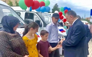В Махачкале прошла торжественная церемония вручения автотранспорта многодетным семьям Дагестана